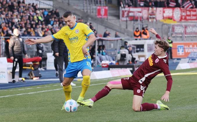 Eintracht BS vs SSV Jahn Regensburg Braunschweig, 30.11.2024, Fußball, Saison 24 25, 2. Bundesliga, 14. Spieltag, Eintracht Braunschweig vs SSV Jahn Regensburg, Bild zeigt: Sven Köhler (BTSV, 27) Braunschweig