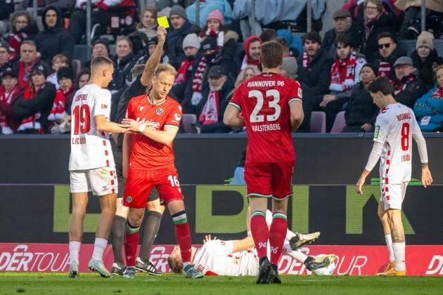 30.11.2024, Fussball: 2. Bundesliga, Saison 2024 2025, 14. Spieltag, 1. FC Köln vs. Hannover 96 im RheinEnergieStadion in Köln. Havard Nielsen (Hannover 96, 16) bekommt nach dem Foul an Dominique Heintz (1. FC Koeln, 03) von Schiedsrichter Gerhard Struber die Gelbe Karte. Wichtiger Hinweis: Gemaess den Vorgaben der DFL Deutsche Fussball Liga bzw. des DFB Deutscher Fussball-Bund ist es untersagt, in dem Stadion und oder vom Spiel angefertigte Fotoaufnahmen in Form von Sequenzbildern und oder videoaehnlichen Fotostrecken zu verwerten bzw. verwerten zu lassen. Foto: Kirchner-Media TH
