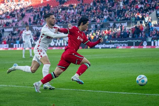 30.11.2024, Fussball: 2. Bundesliga, Saison 2024 2025, 14. Spieltag, 1. FC Köln vs. Hannover 96 im RheinEnergieStadion in Köln. Zweikampf zwischen Leart Pacarada (1. FC Koeln, 17) und Sei Muroya (Hannover 96, 21). Wichtiger Hinweis: Gemaess den Vorgaben der DFL Deutsche Fussball Liga bzw. des DFB Deutscher Fussball-Bund ist es untersagt, in dem Stadion und oder vom Spiel angefertigte Fotoaufnahmen in Form von Sequenzbildern und oder videoaehnlichen Fotostrecken zu verwerten bzw. verwerten zu lassen. Foto: Kirchner-Media TH