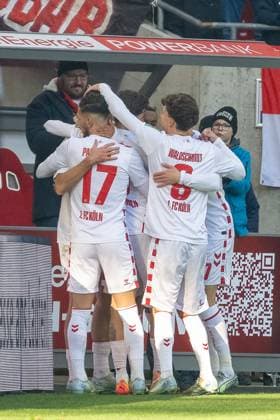 30.11.2024, Fussball: 2. Bundesliga, Saison 2024 2025, 14. Spieltag, 1. FC Köln vs. Hannover 96 im RheinEnergieStadion in Köln. Die Koelner Spieler bejubeln das Tor zum 1:1 Ausgleich durch Tim Lemperle (1. FC Koeln, 19). Wichtiger Hinweis: Gemaess den Vorgaben der DFL Deutsche Fussball Liga bzw. des DFB Deutscher Fussball-Bund ist es untersagt, in dem Stadion und oder vom Spiel angefertigte Fotoaufnahmen in Form von Sequenzbildern und oder videoaehnlichen Fotostrecken zu verwerten bzw. verwerten zu lassen. Foto: Kirchner-Media TH