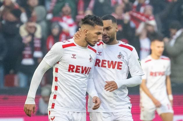 30.11.2024, Fussball: 2. Bundesliga, Saison 2024 2025, 14. Spieltag, 1. FC Köln vs. Hannover 96 im RheinEnergieStadion in Köln. Linton Maina (1. FC Koeln, 37) hat etwas mit Leart Pacarada (1. FC Koeln, 17) zu besprechen. Wichtiger Hinweis: Gemaess den Vorgaben der DFL Deutsche Fussball Liga bzw. des DFB Deutscher Fussball-Bund ist es untersagt, in dem Stadion und oder vom Spiel angefertigte Fotoaufnahmen in Form von Sequenzbildern und oder videoaehnlichen Fotostrecken zu verwerten bzw. verwerten zu lassen. Foto: Kirchner-Media TH