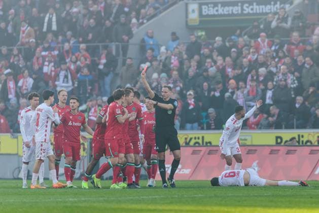 2. Fußball Bundesliga: 1. FC Köln - Hannover 96; 30.11.2024 Schiedsrichter Sören Storks zeigt Rot für Max Christiansen (Hannover 96, 13) nach Foul an Eric Martel (1. FC Köln, 6) 2. Fußball Bundesliga, 1. FC Köln - Hannover 96, Köln, Rheinenergiestadion am 30.11.2024 DFL REGULATIONS PROHIBIT ANY USE OF PHOTOGRAPHS AS IMAGE SEQUENCES AND OR QUASI-VIDEO.