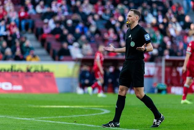 2. Fußball Bundesliga: 1. FC Köln - Hannover 96; 30.11.2024 Schiedsrichter Sören Storks gestikuliert 2. Fußball Bundesliga, 1. FC Köln - Hannover 96, Köln, Rheinenergiestadion am 30.11.2024 DFL REGULATIONS PROHIBIT ANY USE OF PHOTOGRAPHS AS IMAGE SEQUENCES AND OR QUASI-VIDEO.