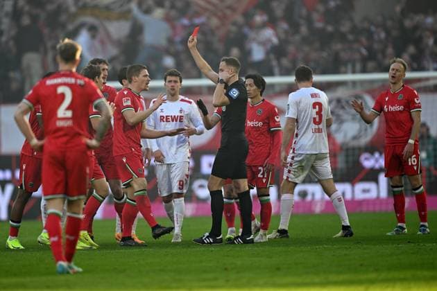 Koeln, Rheinenergiestadion, 30.11.24, GER, Herren, 2.Bundesliga, Saison 2024-2025, 1.FC Koeln - Hannover 96 Bild: Rot, rote Karte Max CHRISTIANSEN (Hannover) Only for editorial use! DFL regulations prohibit any use of photographs as image sequences and or quasi-video. NRW Deutschland