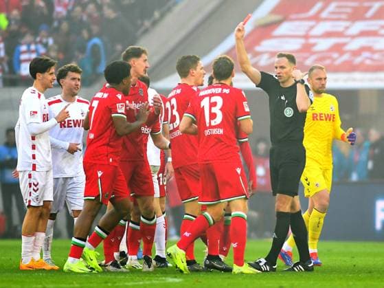 Schiedsrichter Soeren Storks zeigt Max Christiansen (Hannover 96) die rote Karte waehrend des Spiels der 2. Bundesliga zwischen 1. FC Köln und Hannover 96 im RheinEnergieStadion am 30. November 2024 in Köln, Deutschland. (Foto von Ralf Treese DeFodi Images) +++ Schiedsrichter Soeren Storks shows the red card to Max Christiansen (Hannover 96) during the 2. Bundesliga match between 1. FC Köln and Hannover 96 at RheinEnergieStadion on November 30, 2024 in Cologne, Germany. (Photo by Ralf Treese DeFodi Images) DFB DFL REGULATIONS PROHIBIT ANY USE OF PHOTOGRAPHS AS IMAGE SEQUENCES AND OR QUASI-VIDEO. Defodi-521_KOEH9620241130_026