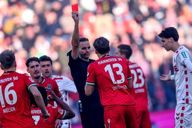 30.11.2024, Fußball, 1. FC Köln - Hannover 96, 2. Fußball Bundesliga, RheinEnergieSTADION, Saison 2024 2025: Platzverweis Rote Karte für Max Christiansen (Hannover 13) DFB regulations prohibit any use of photographs as image sequences and or quasi-video. Nordrhein-Westfalen Deutschland