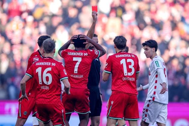 30.11.2024, Fußball, 1. FC Köln - Hannover 96, 2. Fußball Bundesliga, RheinEnergieSTADION, Saison 2024 2025: Platzverweis Rote Karte für Max Christiansen (Hannover 13) DFB regulations prohibit any use of photographs as image sequences and or quasi-video. Nordrhein-Westfalen Deutschland