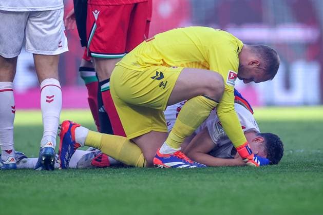 30.11.2024, Fußball, 1. FC Köln - Hannover 96, 2. Fußball Bundesliga, RheinEnergieSTADION, Saison 2024 2025: Eric Martel (1.FC Köln 6) liegt mit Schmerzen am Boden DFB regulations prohibit any use of photographs as image sequences and or quasi-video. Nordrhein-Westfalen Deutschland