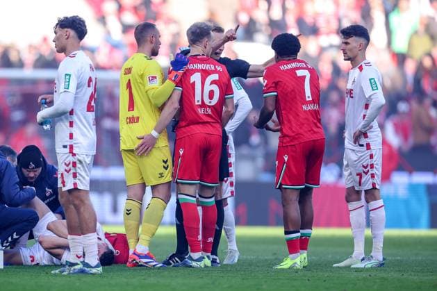 30.11.2024, Fußball, 1. FC Köln - Hannover 96, 2. Fußball Bundesliga, RheinEnergieSTADION, Saison 2024 2025: Rudelbildung nach roter Karte für Max Christiansen (Hannover 13) - Jessic Ngankam (Hannover 7) gestikulierend DFB regulations prohibit any use of photographs as image sequences and or quasi-video. Nordrhein-Westfalen Deutschland