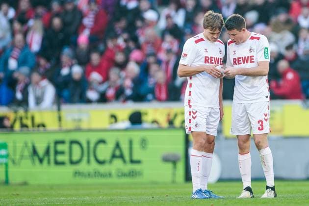 2. Fußball Bundesliga: 1. FC Köln - Hannover 96; 30.11.2024 Timo Hübers (1. FC Köln, 4) und Dominique Heintz (1. FC Köln, 3) studieren den Zettel 2. Fußball Bundesliga, 1. FC Köln - Hannover 96, Köln, Rheinenergiestadion am 30.11.2024 DFL REGULATIONS PROHIBIT ANY USE OF PHOTOGRAPHS AS IMAGE SEQUENCES AND OR QUASI-VIDEO.