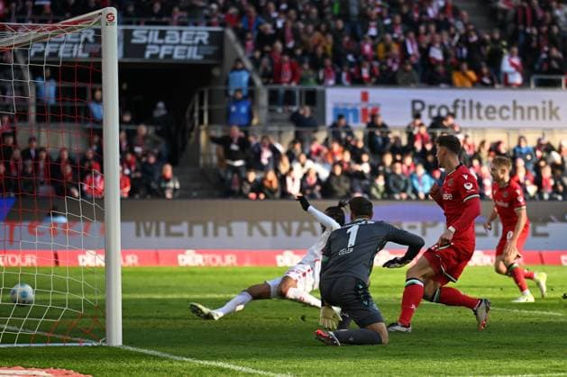 Koeln, Rheinenergiestadion, 30.11.24, GER, Herren, 2.Bundesliga, Saison 2024-2025, 1.FC Koeln - Hannover 96 Bild: Damion DOWNS (Koeln) macht das Tor zum 2:1 Only for editorial use! DFL regulations prohibit any use of photographs as image sequences and or quasi-video. NRW Deutschland