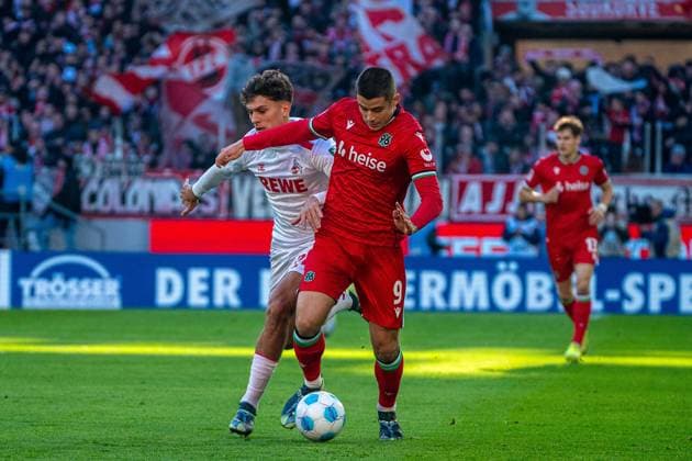 Nicolo Tresoldi (Hannover 96, 09) im Zweikampf 1. FC Koeln vs. Hannover 96, Fussball, 2. Bundesliga, 14. Spieltag, Saison 2024 2025, 30.11.2024 1. FC Koeln vs. Hannover 96, Fussball, 2. Bundesliga, 14. Spieltag, Saison 2024 2025, 30.11.2024 Koeln