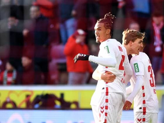 Damion Downs (1. FC Koeln) Torjubel, jubelt mit seiner Mannschaft nach dem Treffer zum 2:1 waehrend des Spiels der 2. Bundesliga zwischen 1. FC Köln und Hannover 96 im RheinEnergieStadion am 30. November 2024 in Köln, Deutschland. (Foto von Ralf Treese DeFodi Images) +++ Damion Downs (1. FC Koeln) celebrates after scoring his team™s second goal with teammates during the 2. Bundesliga match between 1. FC Köln and Hannover 96 at RheinEnergieStadion on November 30, 2024 in Cologne, Germany. (Photo by Ralf Treese DeFodi Images) DFB DFL REGULATIONS PROHIBIT ANY USE OF PHOTOGRAPHS AS IMAGE SEQUENCES AND OR QUASI-VIDEO. Defodi-521_KOEH9620241130_033