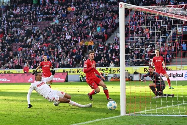 Damion Downs (1. FC Koeln) Tor zum 2:1 waehrend des Spiels der 2. Bundesliga zwischen 1. FC Köln und Hannover 96 im RheinEnergieStadion am 30. November 2024 in Köln, Deutschland. (Foto von Ralf Treese DeFodi Images) +++ Damion Downs (1. FC Koeln) scores his team™s second goal during the 2. Bundesliga match between 1. FC Köln and Hannover 96 at RheinEnergieStadion on November 30, 2024 in Cologne, Germany. (Photo by Ralf Treese DeFodi Images) DFB DFL REGULATIONS PROHIBIT ANY USE OF PHOTOGRAPHS AS IMAGE SEQUENCES AND OR QUASI-VIDEO. Defodi-521_KOEH9620241130_036