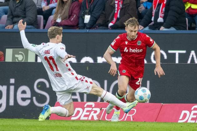 30.11.2024, Fussball: 2. Bundesliga, Saison 2024 2025, 14. Spieltag, 1. FC Köln vs. Hannover 96 im RheinEnergieStadion in Köln. Foulspiel von Florian Kainz (1. FC Koeln, 11) an Jannik Dehm (Hannover 96, 20). Wichtiger Hinweis: Gemaess den Vorgaben der DFL Deutsche Fussball Liga bzw. des DFB Deutscher Fussball-Bund ist es untersagt, in dem Stadion und oder vom Spiel angefertigte Fotoaufnahmen in Form von Sequenzbildern und oder videoaehnlichen Fotostrecken zu verwerten bzw. verwerten zu lassen. Foto: Kirchner-Media TH