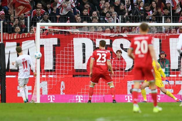 Florian Kainz (1. FC Koeln) Eigentor zum 2:2 waehrend des Spiels der 2. Bundesliga zwischen 1. FC Köln und Hannover 96 im RheinEnergieStadion am 30. November 2024 in Köln, Deutschland. (Foto von Ralf Treese DeFodi Images) +++ Florian Kainz (1. FC Koeln) own goal during the 2. Bundesliga match between 1. FC Köln and Hannover 96 at RheinEnergieStadion on November 30, 2024 in Cologne, Germany. (Photo by Ralf Treese DeFodi Images) DFB DFL REGULATIONS PROHIBIT ANY USE OF PHOTOGRAPHS AS IMAGE SEQUENCES AND OR QUASI-VIDEO. Defodi-521_KOEH9620241130_039