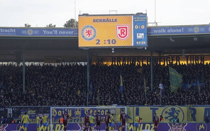 Eckenverhaeltnis 2-10 Fussball, Herren, Saison 2024 2025 2.BL, Eintracht Stadion, Eintracht Braunschweig gegen SSV Jahn Regensburg, 0-0 DFL REGULATIONS PROHIBIT ANY USE OF PHOTOGRAPHS AS IMAGE SEQUENCES AND OR QUASI-VIDEO.