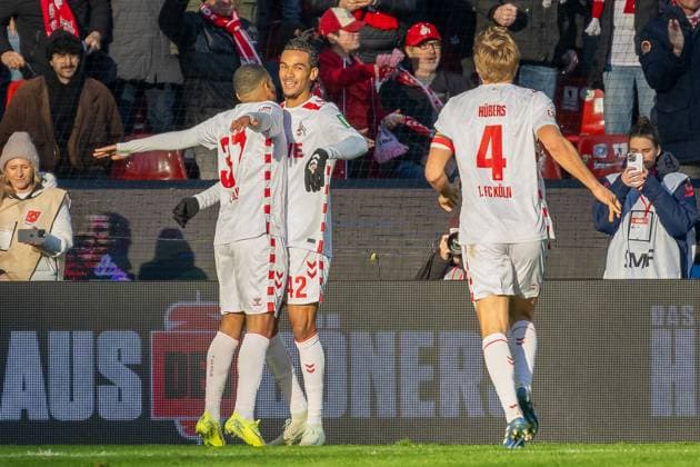 30.11.2024, Fussball: 2. Bundesliga, Saison 2024 2025, 14. Spieltag, 1. FC Köln vs. Hannover 96 im RheinEnergieStadion in Köln. Der Torschuetze zum 2:1 Damion Downs (1. FC Koeln, 42) jubelt mit Linton Maina (1. FC Koeln, 37). Wichtiger Hinweis: Gemaess den Vorgaben der DFL Deutsche Fussball Liga bzw. des DFB Deutscher Fussball-Bund ist es untersagt, in dem Stadion und oder vom Spiel angefertigte Fotoaufnahmen in Form von Sequenzbildern und oder videoaehnlichen Fotostrecken zu verwerten bzw. verwerten zu lassen. Foto: Kirchner-Media TH