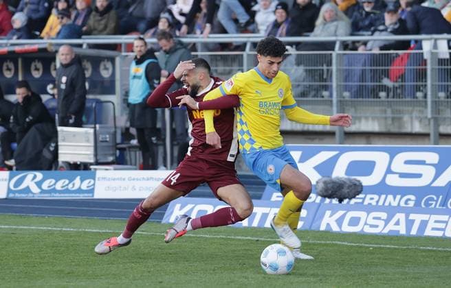Robin Ziegele (SSV Jahn Regensburg), Walid Ould-Chikh (Eintracht Braunschweig), fuer das Foul sah Walid Ould-Chikh (Eintracht Braunschweig) die gelbe Karte Fussball, Herren, Saison 2024 2025 2.BL, Eintracht Stadion, Eintracht Braunschweig gegen SSV Jahn Regensburg, 0-0 DFL REGULATIONS PROHIBIT ANY USE OF PHOTOGRAPHS AS IMAGE SEQUENCES AND OR QUASI-VIDEO.