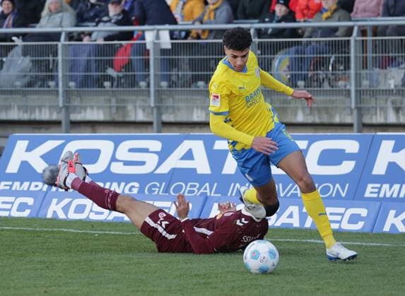 Robin Ziegele (SSV Jahn Regensburg), Walid Ould-Chikh (Eintracht Braunschweig), fuer das Foul sah Walid Ould-Chikh (Eintracht Braunschweig) die gelbe Karte Fussball, Herren, Saison 2024 2025 2.BL, Eintracht Stadion, Eintracht Braunschweig gegen SSV Jahn Regensburg, 0-0 DFL REGULATIONS PROHIBIT ANY USE OF PHOTOGRAPHS AS IMAGE SEQUENCES AND OR QUASI-VIDEO.