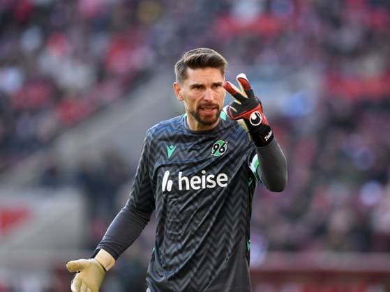 Torwart Ron-Robert Zieler (Hannover 96) gestikuliert, gestik waehrend des Spiels der 2. Bundesliga zwischen 1. FC Köln und Hannover 96 im RheinEnergieStadion am 30. November 2024 in Köln, Deutschland. (Foto von Ralf Treese DeFodi Images) +++ Torwart Ron-Robert Zieler (Hannover 96) gestures during the 2. Bundesliga match between 1. FC Köln and Hannover 96 at RheinEnergieStadion on November 30, 2024 in Cologne, Germany. (Photo by Ralf Treese DeFodi Images) DFB DFL REGULATIONS PROHIBIT ANY USE OF PHOTOGRAPHS AS IMAGE SEQUENCES AND OR QUASI-VIDEO. Defodi-521_KOEH9620241130_041