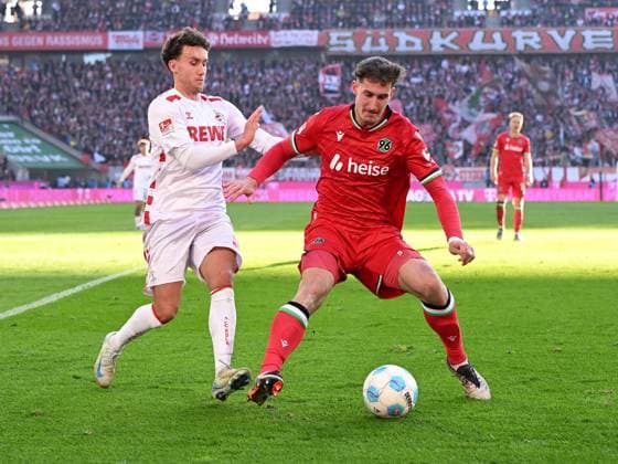 Luca Waldschmidt (1. FC Koeln) und Phil Neumann (Hannover 96) im Zweikampf waehrend des Spiels der 2. Bundesliga zwischen 1. FC Köln und Hannover 96 im RheinEnergieStadion am 30. November 2024 in Köln, Deutschland. (Foto von Ralf Treese DeFodi Images) +++ Luca Waldschmidt (1. FC Koeln) und Phil Neumann (Hannover 96) battle for the ball during the 2. Bundesliga match between 1. FC Köln and Hannover 96 at RheinEnergieStadion on November 30, 2024 in Cologne, Germany. (Photo by Ralf Treese DeFodi Images) DFB DFL REGULATIONS PROHIBIT ANY USE OF PHOTOGRAPHS AS IMAGE SEQUENCES AND OR QUASI-VIDEO. Defodi-521_KOEH9620241130_050