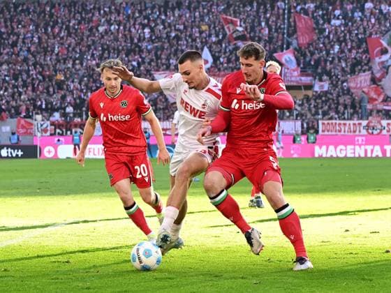 Tim Lemperle (1. FC Koeln) und Phil Neumann (Hannover 96) im Zweikampf waehrend des Spiels der 2. Bundesliga zwischen 1. FC Köln und Hannover 96 im RheinEnergieStadion am 30. November 2024 in Köln, Deutschland. (Foto von Ralf Treese DeFodi Images) +++ Tim Lemperle (1. FC Koeln) und Phil Neumann (Hannover 96) battle for the ball during the 2. Bundesliga match between 1. FC Köln and Hannover 96 at RheinEnergieStadion on November 30, 2024 in Cologne, Germany. (Photo by Ralf Treese DeFodi Images) DFB DFL REGULATIONS PROHIBIT ANY USE OF PHOTOGRAPHS AS IMAGE SEQUENCES AND OR QUASI-VIDEO. Defodi-521_KOEH9620241130_051