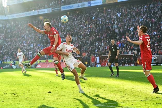 Havard Nielsen (Hannover 96) und Tim Lemperle (1. FC Koeln) im Zweikampf waehrend des Spiels der 2. Bundesliga zwischen 1. FC Köln und Hannover 96 im RheinEnergieStadion am 30. November 2024 in Köln, Deutschland. (Foto von Ralf Treese DeFodi Images) +++ Havard Nielsen (Hannover 96) und Tim Lemperle (1. FC Koeln) battle for the ball during the 2. Bundesliga match between 1. FC Köln and Hannover 96 at RheinEnergieStadion on November 30, 2024 in Cologne, Germany. (Photo by Ralf Treese DeFodi Images) DFB DFL REGULATIONS PROHIBIT ANY USE OF PHOTOGRAPHS AS IMAGE SEQUENCES AND OR QUASI-VIDEO. Defodi-521_KOEH9620241130_052