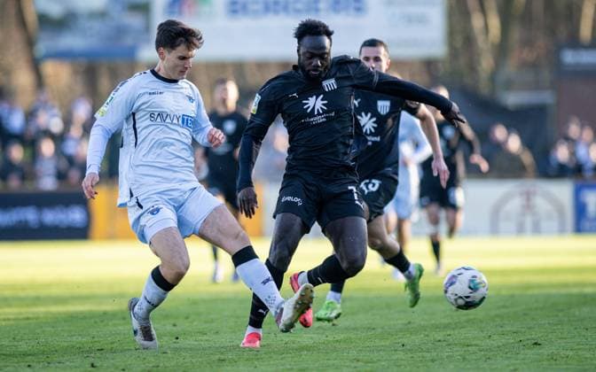 Fussball, Saison 2024 2025, Regionalliga West, 30.11.2024, 17. Spieltag, Herren, 1.FC Bocholt (schwarz) vs. SC Paderborn 07 U23 (hellblau weiss) v.l.: Martin Ens (SC Paderborn U23), Raphael Assibey-Mensah (1.FC Bocholt), Bocholt Stadion am Huenting Nordrhein-Westfalen Deutschland