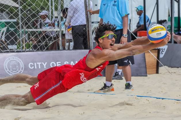 (241130) -- LAGUNA PROVINCE, Nov. 30, 2024 -- Calvin Aye of France tries to save the ball during the men s round of 18 match between France and Austria at the 2024 Volleyball World Beach Pro Tour Challenge in Laguna Province, the Philippines on Nov. 30, 2024. ) (SP)PHILIPPINES-LAGUNA PROVINCE-VOLLEYBALL WORLD BEACH PRO TOUR CHALLENGE ROUELLExUMALI 