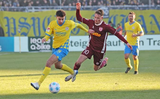 Eintracht BS vs SSV Jahn Regensburg Braunschweig, 30.11.2024, Fußball, Saison 24 25, 2. Bundesliga, 14. Spieltag, Eintracht Braunschweig vs SSV Jahn Regensburg, Bild zeigt: Walid Ould-Chikh (BTSV, 10) Braunschweig