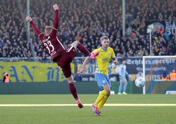 Kevin Ehlers (Eintracht Braunschweig), Kai Proeger (SSV Jahn Regensburg) Fussball, Herren, Saison 2024 2025 2.BL, Eintracht Stadion, Eintracht Braunschweig gegen SSV Jahn Regensburg, 0-0 DFL REGULATIONS PROHIBIT ANY USE OF PHOTOGRAPHS AS IMAGE SEQUENCES AND OR QUASI-VIDEO.