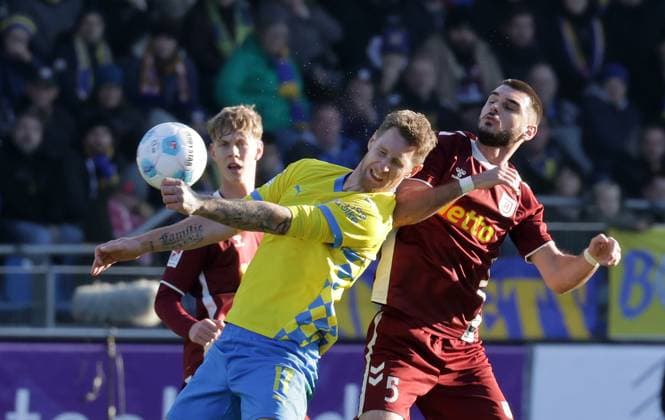 Rasim Bulic (SSV Jahn Regensburg), Sebastian Polter (Eintracht Braunschweig) Fussball, Herren, Saison 2024 2025 2.BL, Eintracht Stadion, Eintracht Braunschweig gegen SSV Jahn Regensburg, 0-0 DFL REGULATIONS PROHIBIT ANY USE OF PHOTOGRAPHS AS IMAGE SEQUENCES AND OR QUASI-VIDEO.