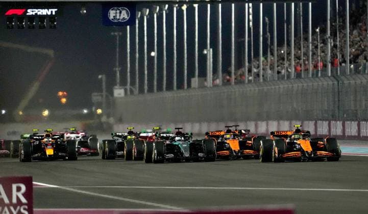 Formula 1 Qatar Airways Qatar Grand Prix 2024 30.11.2024, Losail International Circuit, Doha, Formula 1 Qatar Airways Qatar Grand Prix 2024 ,im Bild Rennstart:, Lando Norris (GBR), McLaren F1 Team, Oscar Piastri (AUS), George Russell (GBR), Mercedes-AMG Petronas Formula One Team, Carlos Sainz Jr. (ESP), Scuderia Ferrari HP, Lewis Hamilton (GBR), Charles Leclerc (MCO), Nico Hülkenberg (DEU), MoneyGram Haas F1 Team