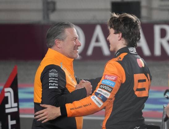 Formula 1 Qatar Airways Qatar Grand Prix 2024 30.11.2024, Losail International Circuit, Doha, Formula 1 Qatar Airways Qatar Grand Prix 2024 ,im Bild Geschäftsführer Zak Brown (McLaren Formula 1 Team) gratuliert Oscar Piastri (AUS), McLaren F1 Team zum Sieg.