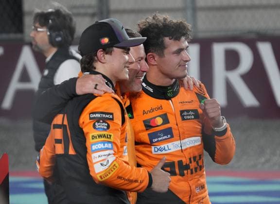Formula 1 Qatar Airways Qatar Grand Prix 2024 30.11.2024, Losail International Circuit, Doha, Formula 1 Qatar Airways Qatar Grand Prix 2024 ,im Bild Sieger Oscar Piastri (AUS), McLaren F1 Team, 2.Platz für Lando Norris (GBR), Geschäftsführer Zak Brown (McLaren Formula 1 Team)