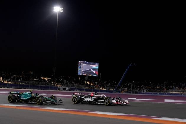 30.11.2024, Losail International Circuit, Doha, Formula 1 Qatar Airways Qatar Grand Prix 2024 ,im Bild Kevin Magnussen (DNK), MoneyGram Haas F1 Team, Fernando Alonso (ESP), Aston Martin Aramco Cognizant Formula One Team (Photo by Hasan Bratic DeFodi Images) Defodi-506_20241130_hbr_1601
