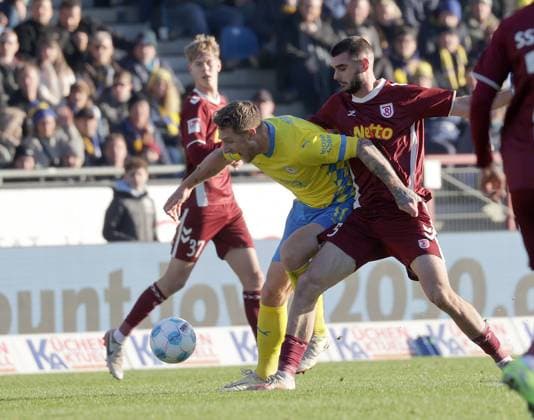 Rasim Bulic (SSV Jahn Regensburg), Sebastian Polter (Eintracht Braunschweig) Fussball, Herren, Saison 2024 2025 2.BL, Eintracht Stadion, Eintracht Braunschweig gegen SSV Jahn Regensburg, 0-0 DFL REGULATIONS PROHIBIT ANY USE OF PHOTOGRAPHS AS IMAGE SEQUENCES AND OR QUASI-VIDEO.