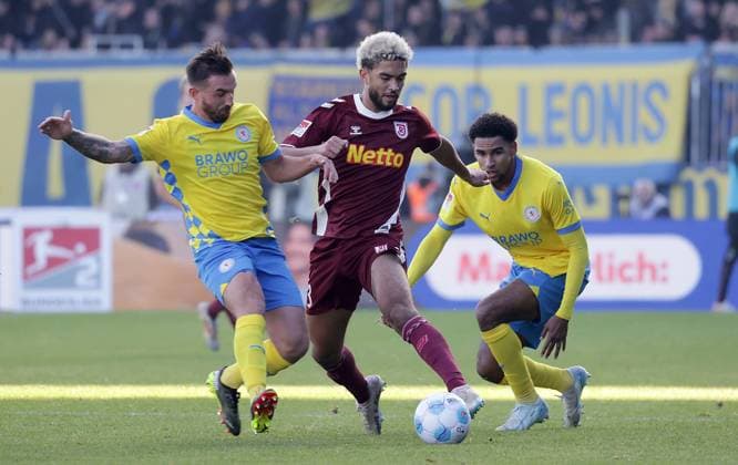 Robin Krausse (Eintracht Braunschweig) im Duell mit Bryan Hein (SSV Jahn Regensburg) Fussball, Herren, Saison 2024 2025 2.BL, Eintracht Stadion, Eintracht Braunschweig gegen SSV Jahn Regensburg, 0-0 DFL REGULATIONS PROHIBIT ANY USE OF PHOTOGRAPHS AS IMAGE SEQUENCES AND OR QUASI-VIDEO.