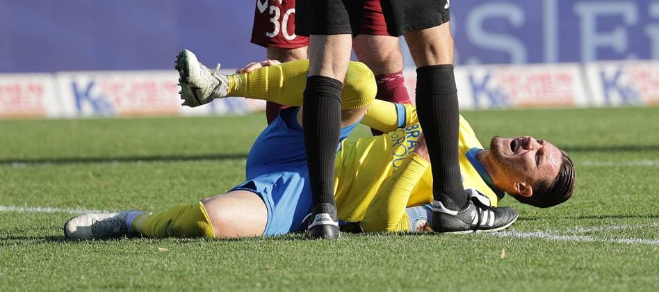 Ermin Bicakcic (Eintracht Braunschweig) liegt verletzt am Boden Fussball, Herren, Saison 2024 2025 2.BL, Eintracht Stadion, Eintracht Braunschweig gegen SSV Jahn Regensburg, 0-0 DFL REGULATIONS PROHIBIT ANY USE OF PHOTOGRAPHS AS IMAGE SEQUENCES AND OR QUASI-VIDEO.