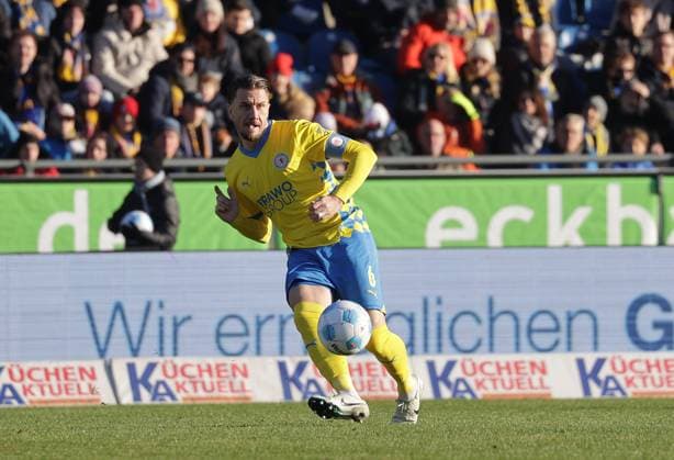 Ermin Bicakcic (Eintracht Braunschweig) Fussball, Herren, Saison 2024 2025 2.BL, Eintracht Stadion, Eintracht Braunschweig gegen SSV Jahn Regensburg, 0-0 DFL REGULATIONS PROHIBIT ANY USE OF PHOTOGRAPHS AS IMAGE SEQUENCES AND OR QUASI-VIDEO.