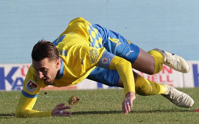 Sport Bilder des Tages Ermin Bicakcic (Eintracht Braunschweig) Fussball, Herren, Saison 2024 2025 2.BL, Eintracht Stadion, Eintracht Braunschweig gegen SSV Jahn Regensburg, 0-0 DFL REGULATIONS PROHIBIT ANY USE OF PHOTOGRAPHS AS IMAGE SEQUENCES AND OR QUASI-VIDEO.