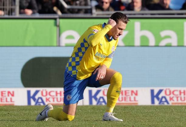 Ermin Bicakcic (Eintracht Braunschweig) Fussball, Herren, Saison 2024 2025 2.BL, Eintracht Stadion, Eintracht Braunschweig gegen SSV Jahn Regensburg, 0-0 DFL REGULATIONS PROHIBIT ANY USE OF PHOTOGRAPHS AS IMAGE SEQUENCES AND OR QUASI-VIDEO.