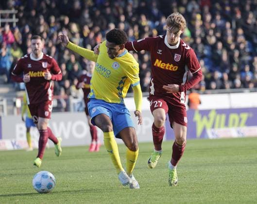 Sanoussy Ba (Eintracht Braunschweig) im Duell mit Dominik Kother (SSV Jahn Regensburg) Fussball, Herren, Saison 2024 2025 2.BL, Eintracht Stadion, Eintracht Braunschweig gegen SSV Jahn Regensburg, 0-0 DFL REGULATIONS PROHIBIT ANY USE OF PHOTOGRAPHS AS IMAGE SEQUENCES AND OR QUASI-VIDEO.