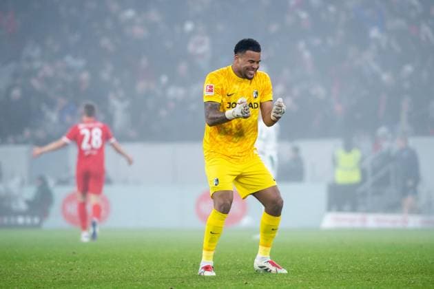 Sport Themen der Woche KW48 Sport Bilder des Tages Noah Atubolu (SC Freiburg, 01) jubelt ueber das Tor zum 3:1, GER, SC Freiburg (SCF) vs Borussia Moenchengladbach (BMG), Fussball Bundesliga, 12. Spieltag, Saison 2024 2025, 30.11.2024 DFB DFL regulations prohibit any use of photographs as image sequences and or quasi-video GER, SC Freiburg (SCF) vs Borussia Moenchengladbach (BMG), Fussball Bundesliga, 12. Spieltag, Saison 2024 2025, 30.11.2024 Freiburg *** Noah Atubolu SC Freiburg, 01 celebrates the goal for 3 1, GER, SC Freiburg SCF vs Borussia Moenchengladbach BMG , Soccer Bundesliga, Matchday 12, Season 2024 2025, 30 11 2024 DFB DFL regulations prohibit any use of photographs as image sequences and or quasi video GER, SC Freiburg SCF vs Borussia Moenchengladbach BMG , Soccer Bundesliga, Matchday 12, Season 2024 2025, 30 11 2024 Freiburg Copyright: xEibner-Pressefoto Memmlerx EP_MMR