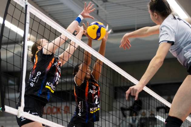 1. Volleyball Bundesliga Frauen: Schwarz-Weiss Erfurt vs. Allianz MTV Stuttgart; Erfurt; 30.11.2024 Sina Siebert ( 7; Schwarz-Weiss Erfurt) gegen Charlotte Krenicky ( 15; Allianz MTV Stuttgart) (links) und Breland Morrissette ( 2; Allianz MTV Stuttgart) (Bildmitte) 1. Volleyball Bundesliga Frauen: Schwarz-Weiss Erfurt vs. Allianz MTV Stuttgart; Riethsporthalle Erfurt; 30.11.2024 Copyright: xBEAUTIFULxSPORTS Duehringx