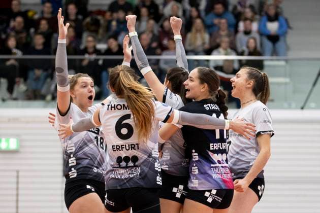1. Volleyball Bundesliga Frauen: Schwarz-Weiss Erfurt vs. Allianz MTV Stuttgart; Erfurt; 30.11.2024 Jubel Schwarz-Weiß Erfurt 1. Volleyball Bundesliga Frauen: Schwarz-Weiss Erfurt vs. Allianz MTV Stuttgart; Riethsporthalle Erfurt; 30.11.2024 Copyright: xBEAUTIFULxSPORTS Duehringx