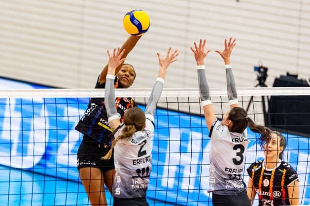 30.11.2024, GER, Volleyball, Frauen, 1.BL, Hauptrunde, Saison 24 25, Schwarz-Weiss Erfurt - Allianz MTV Stuttgart Breland Morrissette (Allianz MTV Stuttgart) Elizabeth Sandbothe (Schwarz-Weiss Erfurt) Ana Krulj (Schwarz-Weiss Erfurt) 99089 Erfurt Sporthalle Sportanlage Rieths Thüringen Deutschland