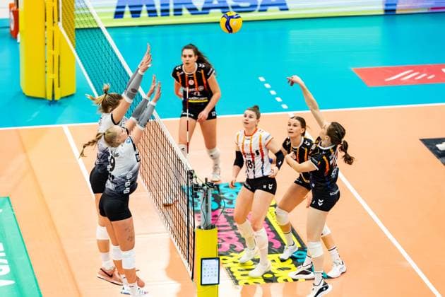 30.11.2024, GER, Volleyball, Frauen, 1.BL, Hauptrunde, Saison 24 25, Schwarz-Weiss Erfurt - Allianz MTV Stuttgart Madelyn Robinson (Allianz MTV Stuttgart) Antonia Greskamp (Schwarz-Weiss Erfurt) 99089 Erfurt Sporthalle Sportanlage Rieths Thüringen Deutschland