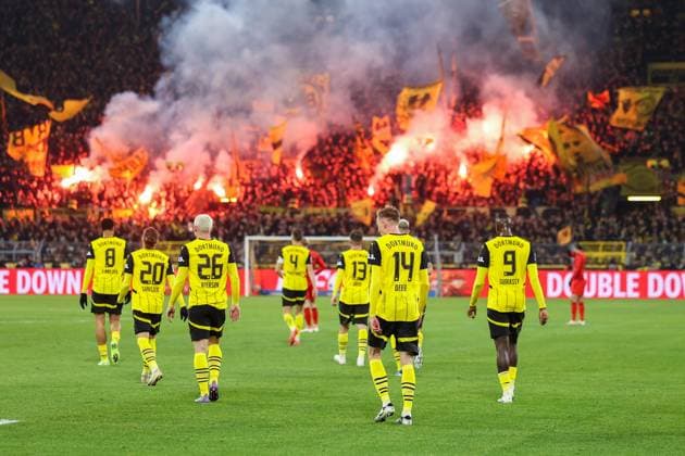 Bilder des Jahres 2024, Sport 11 November Sport Themen der Woche KW48 Sport Bilder des Tages 30.11.2024, 1. Bundesliga, 12. Spieltag, Borussia Dortmund - FC Bayern München, Die Spieler des BVB bejubeln das Tor zum 1:0 durch Jamie Jermaine Gittens (Borussia Dortmund) und Fans zünden Pyrotechnik, Dortmund Signal Iduna Park NRW Deutschland xRHR-FOTO DEx *** 30 11 2024, 1 Bundesliga, Matchday 12, Borussia Dortmund FC Bayern Munich, BVB players celebrate the 1-0 goal by Jamie Jermaine Gittens Borussia Dortmund and fans set off pyrotechnics, Dortmund Signal Iduna Park NRW Germany xRHR PHOTO DEx Copyright: DennisxEwert RHR-FOTOx RHR-FOTO DE